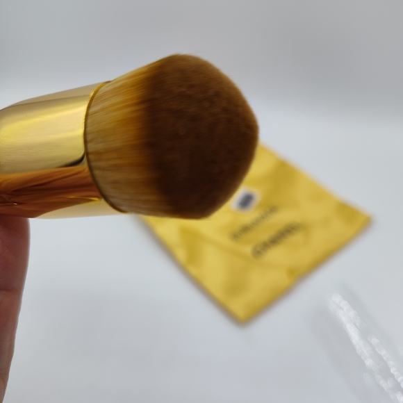 CHANEL Sublimage L’Essence de Teint Makeup Brush Gold Black With Pouch NEW - Picture 2 of 4